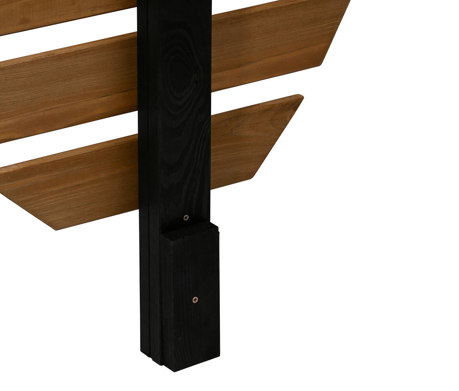 Detailansicht eines schwarzen Design-Rankgerüsts »Komplexus« aus Holz mit braunen Lamellen.
