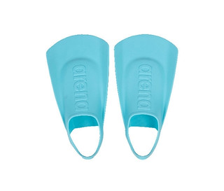 Zwei hellblaue arena Kinder-Schwimmflossen Junior liegen nebeneinander.