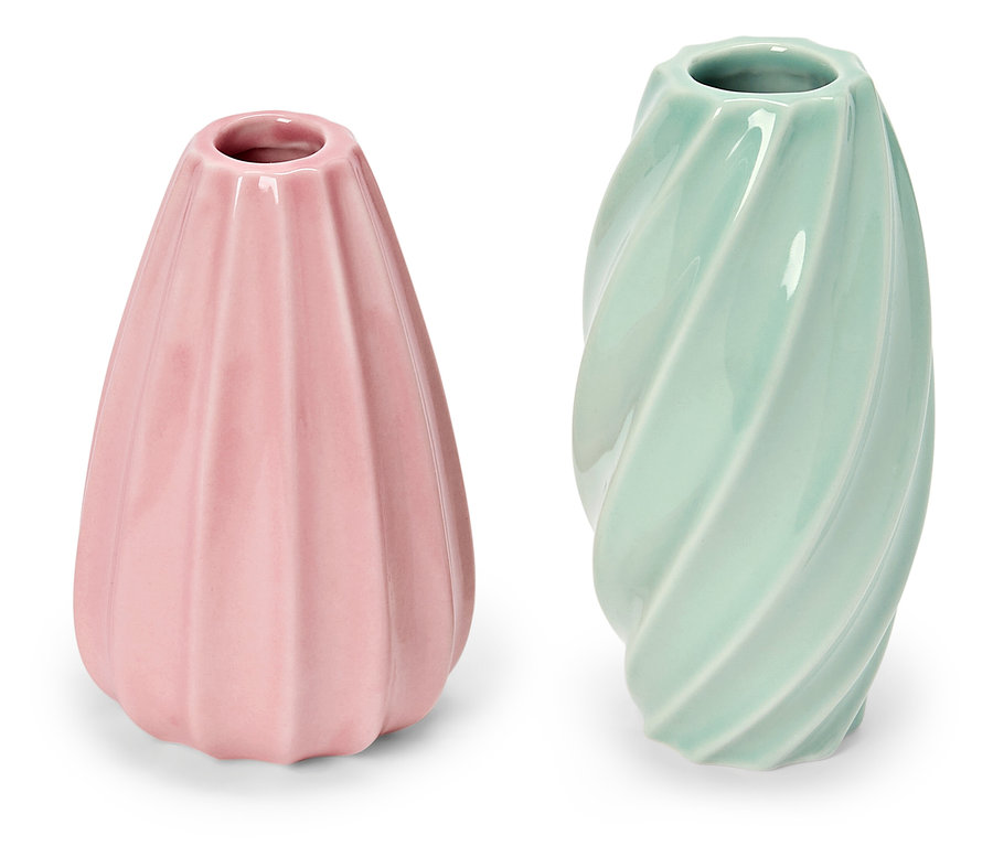 Zwei Vasen: eine rosafarbene mit vertikalen Rippen und eine hellblaue mit Spiralmuster.