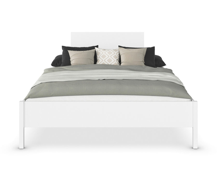 Weißes Bett mit grauer Decke und Kissen.