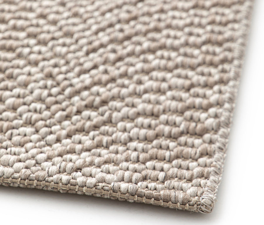 Detailansicht eines beigen Teppichs »Twine« mit natürlicher Struktur.