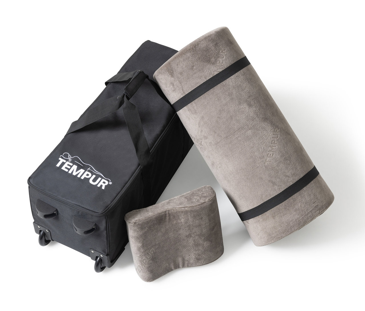 TEMPUR® Reiseset bestehend aus einer schwarzen Rollentasche, einer gerollten grauen Matratze und einem grauen Nackenkissen.