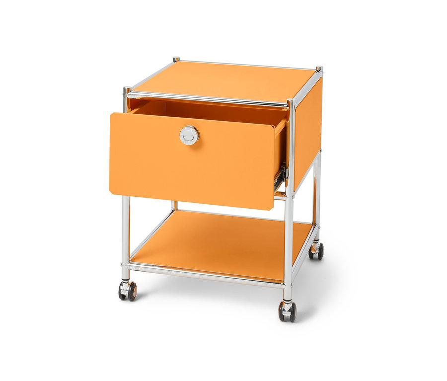 Detailansicht des Beistelltischs mit Schublade Metall »CN3« mit geöffneter Schublade.