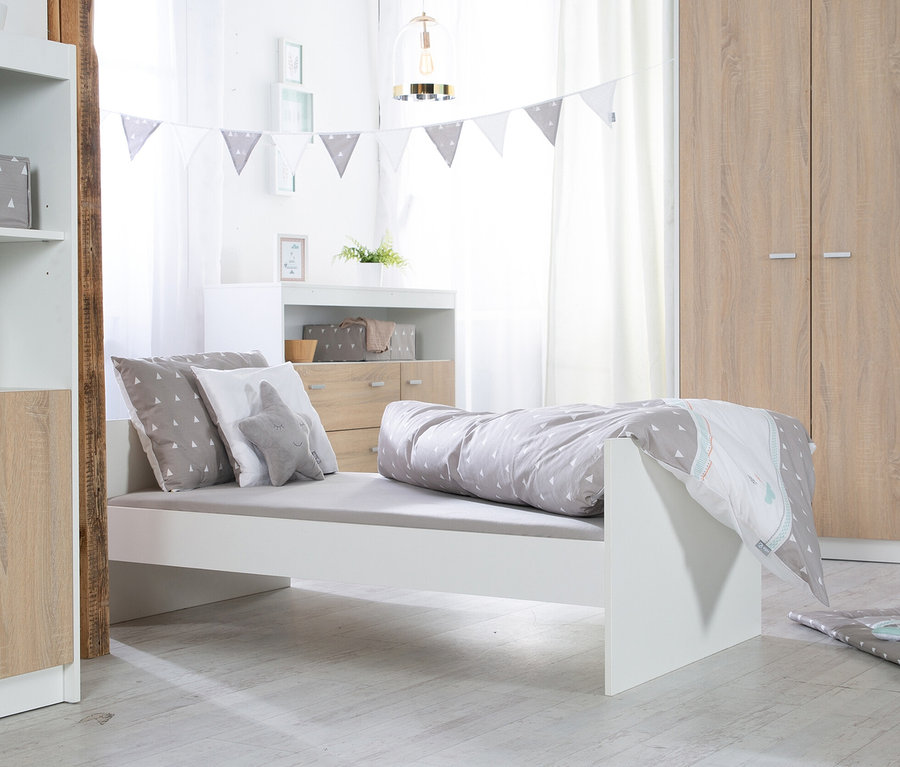 Kinderzimmer mit Bett, breiter Wickelkommode und 3-türigem Schrank von roba »Gabriella«.