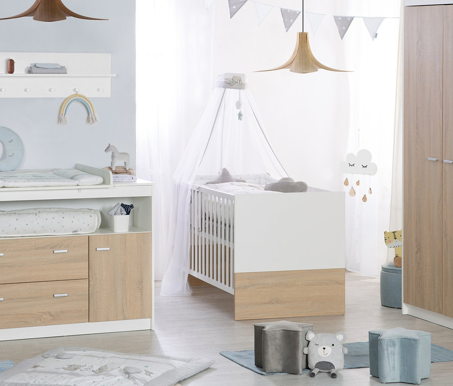 Ein Kinderzimmer mit einem weißen Kinderbett, einem Wickeltisch und einem Schrank. Das »Gabriella« Kombi-Kinderbett, 70 x 140 cm von roba ist auch zu sehen.