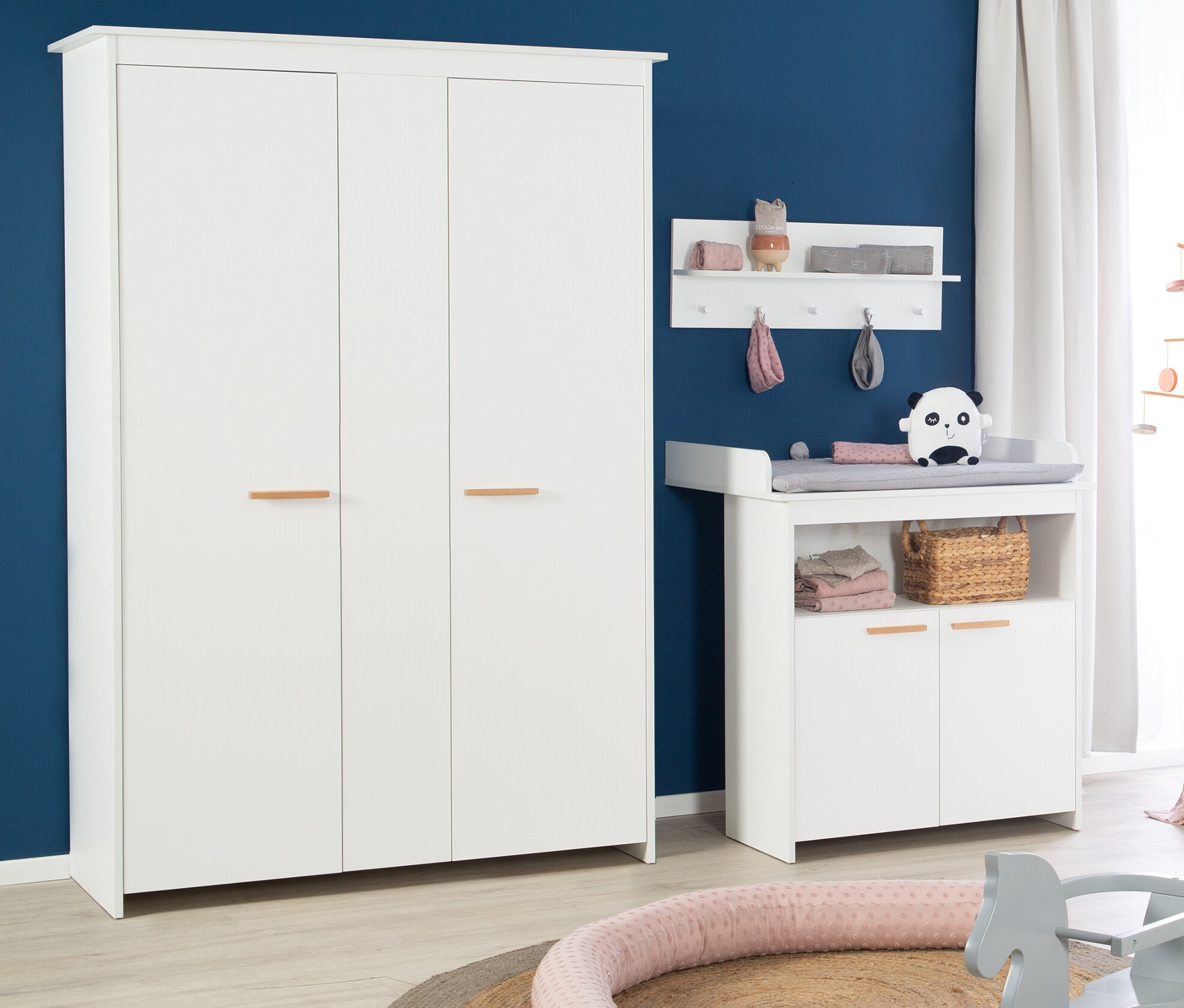 Kinderzimmer mit weißen Möbeln und blauer Wand. Zu sehen ist die roba Wickelkommode »Anton«.