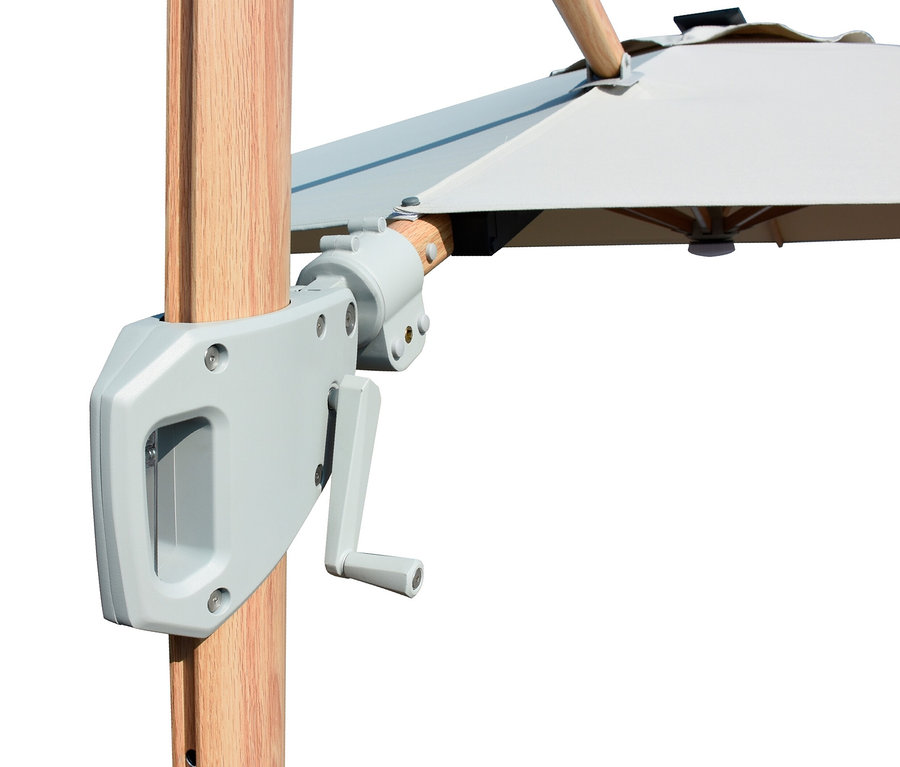 Detailansicht eines grauen Mechanismus mit Kurbel, der an einer hölzernen Sonnenschirmstange befestigt ist. Zu sehen ist ein Leco LED-Ampelschirm, ca. 350 cm, inkl. Abdeckhaube.