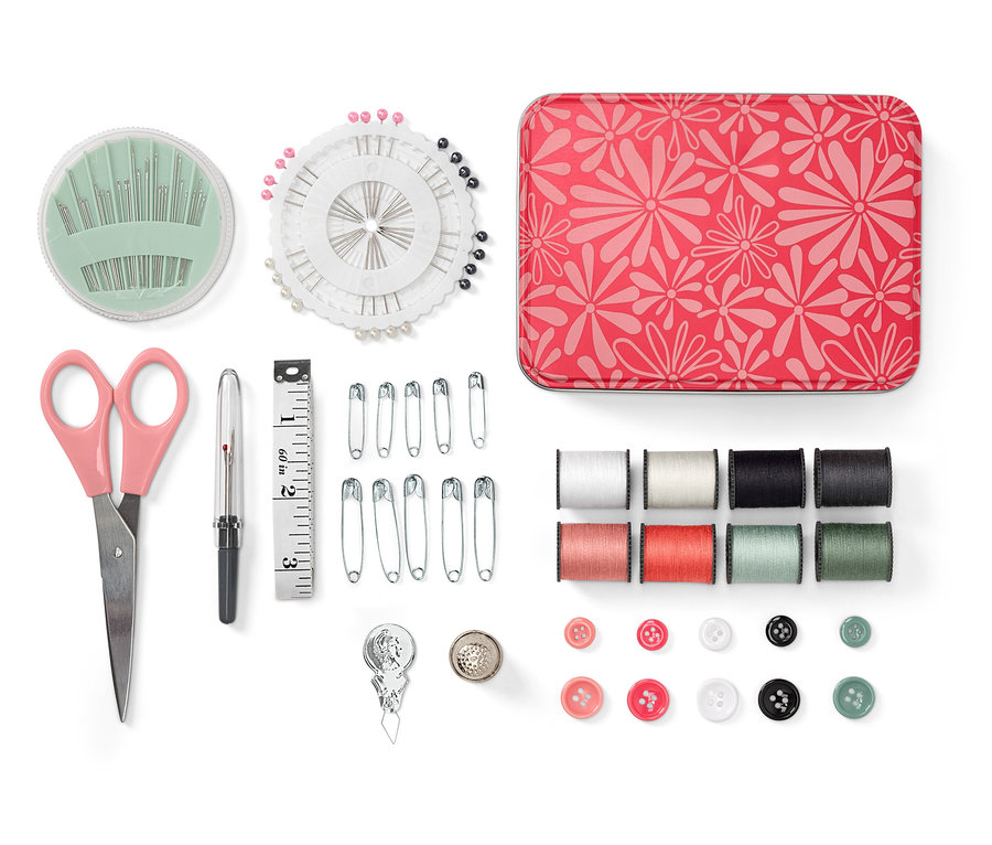 Näh-Set in Metallbox mit Schere, Knöpfen, Nadeln, Stecknadeln, Maßband, Garnspulen, Sicherheitsnadeln und Fingerhut.