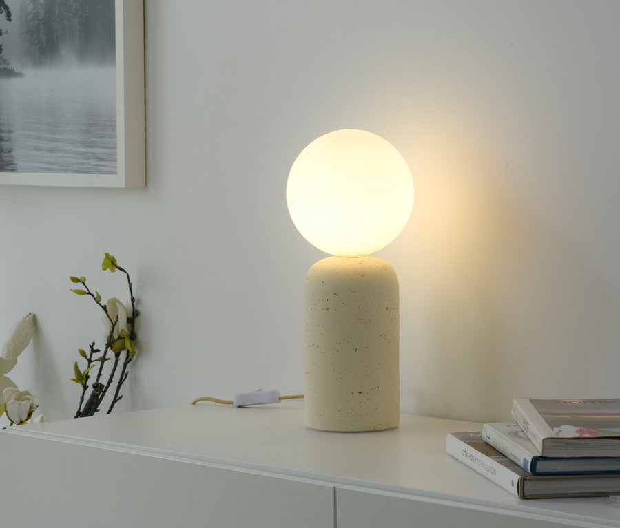 SCHÖNER WOHNEN-Kollektion Tischleuchte »Traventa« auf einem weißen Tisch.