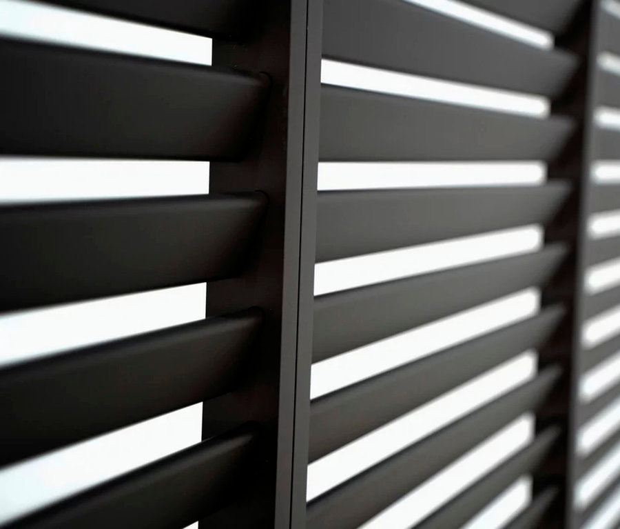 Detailaufnahme von geschlossenen, horizontalen, mattschwarzen Jalousien.