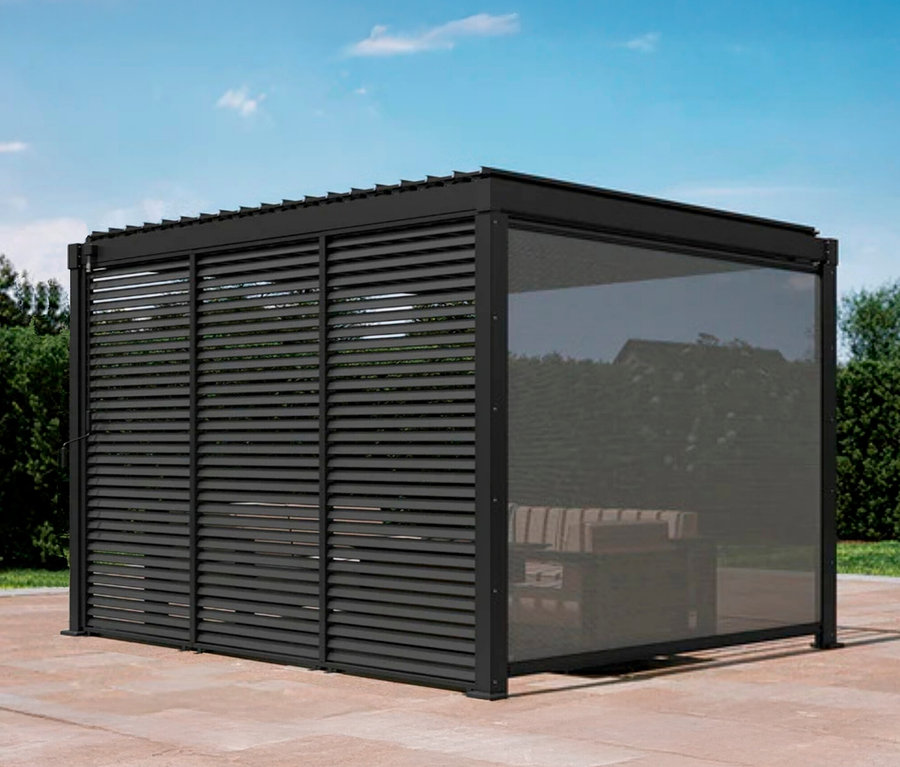 Eine schwarze Terrassenüberdachung mit Lamellenwänden und einer transparenten Wand steht auf einer Terrasse.