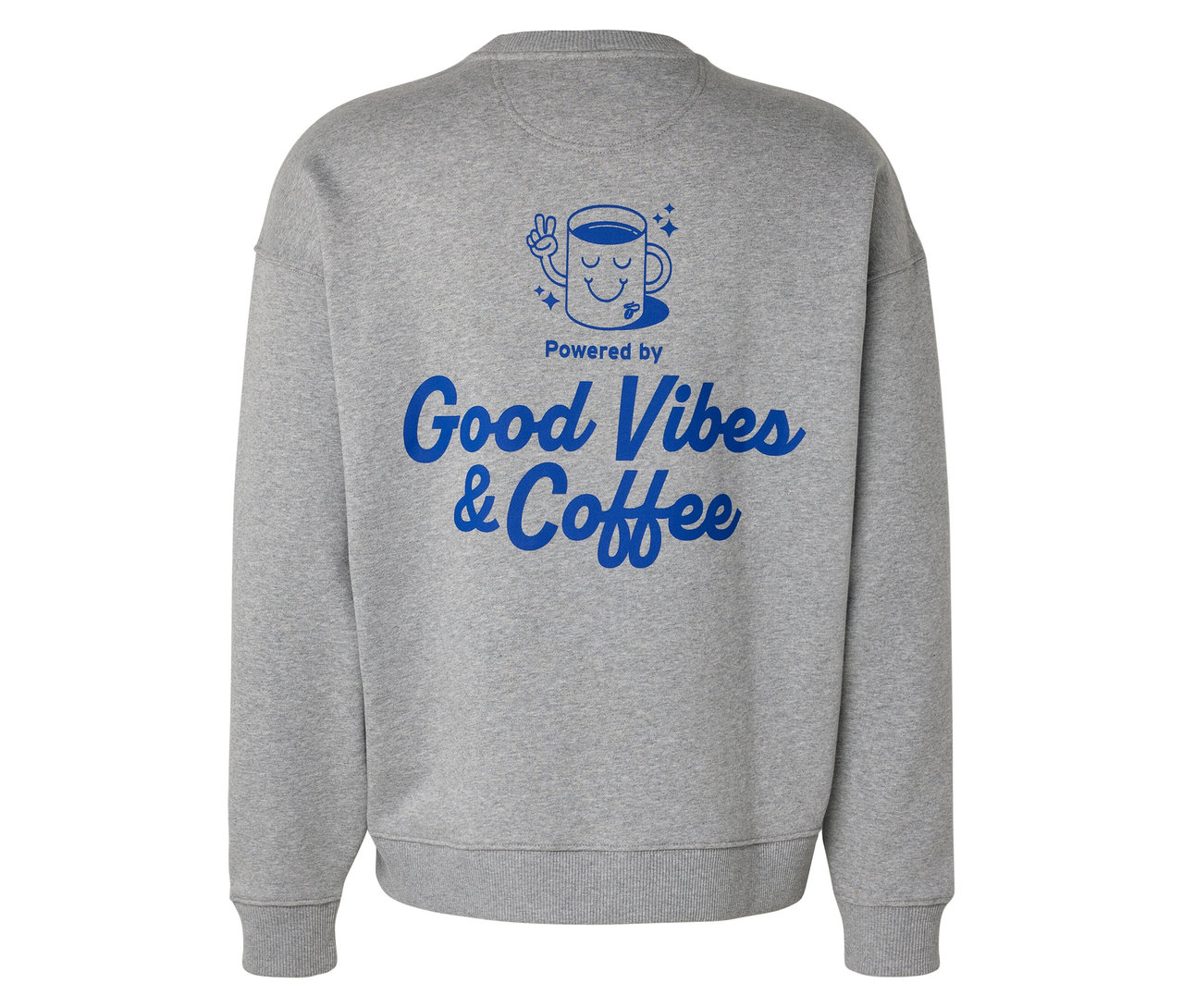 Graues Unisex Coffee Crew Sweatshirt von hinten, mit blauem Aufdruck eines Kaffeebechers mit Gesicht und dem Schriftzug "Powered by Good Vibes & Coffee".