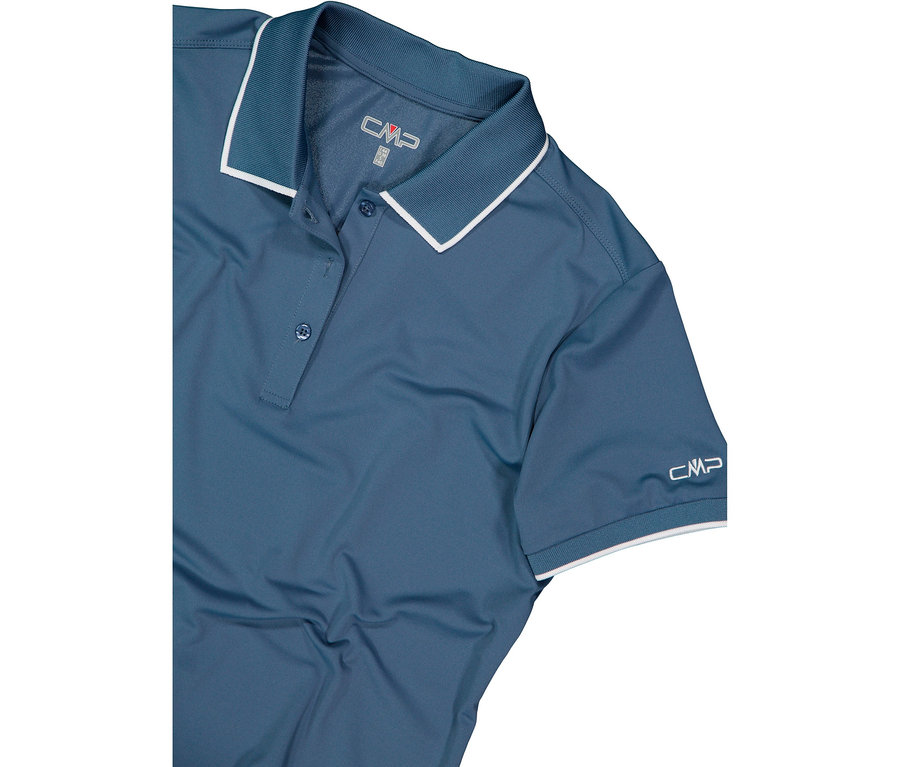 Blaues Poloshirt mit weißen Akzenten an Kragen und Ärmeln.