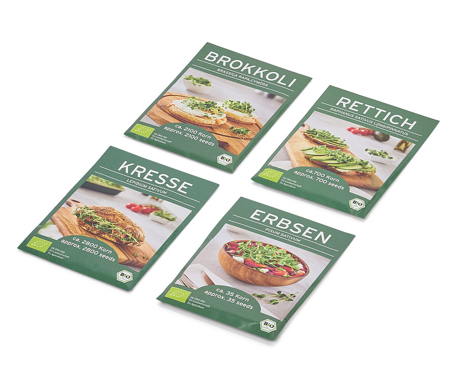 Vier grüne Samentüten liegen diagonal auf einem weißen Hintergrund. Die Tüten zeigen Bilder von Brokkoli, Kresse, Rettich und Erbsen.