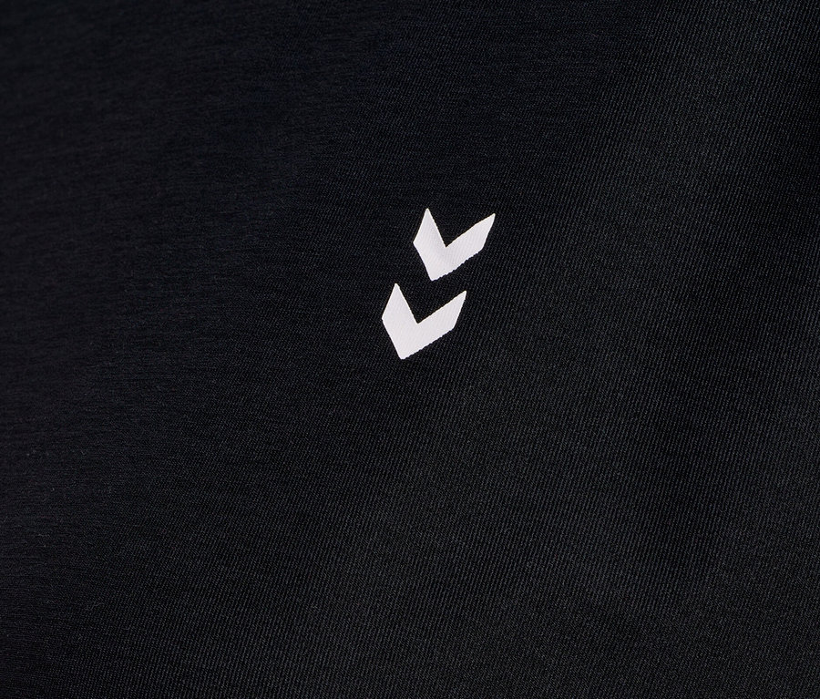 Detailansicht eines schwarzen Stoffes mit einem weißen Logo.