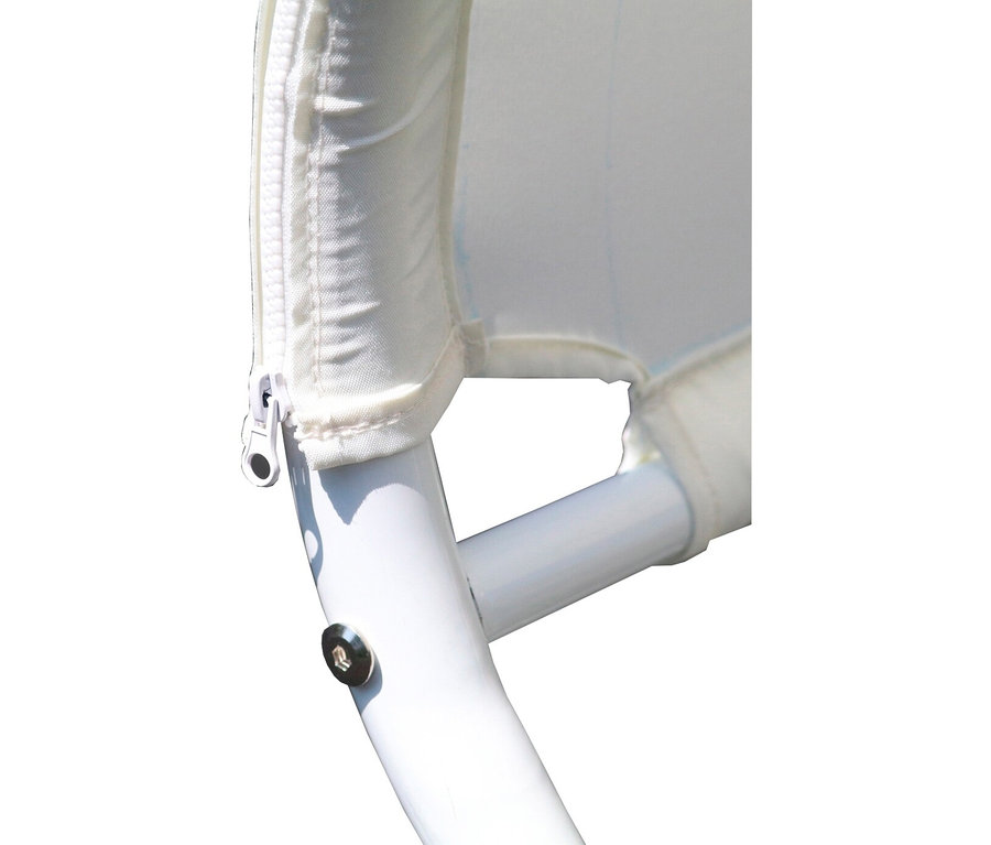 Nahaufnahme von einem weißen Stoffbezug mit Reißverschluss auf einem weißen Metallrahmen.