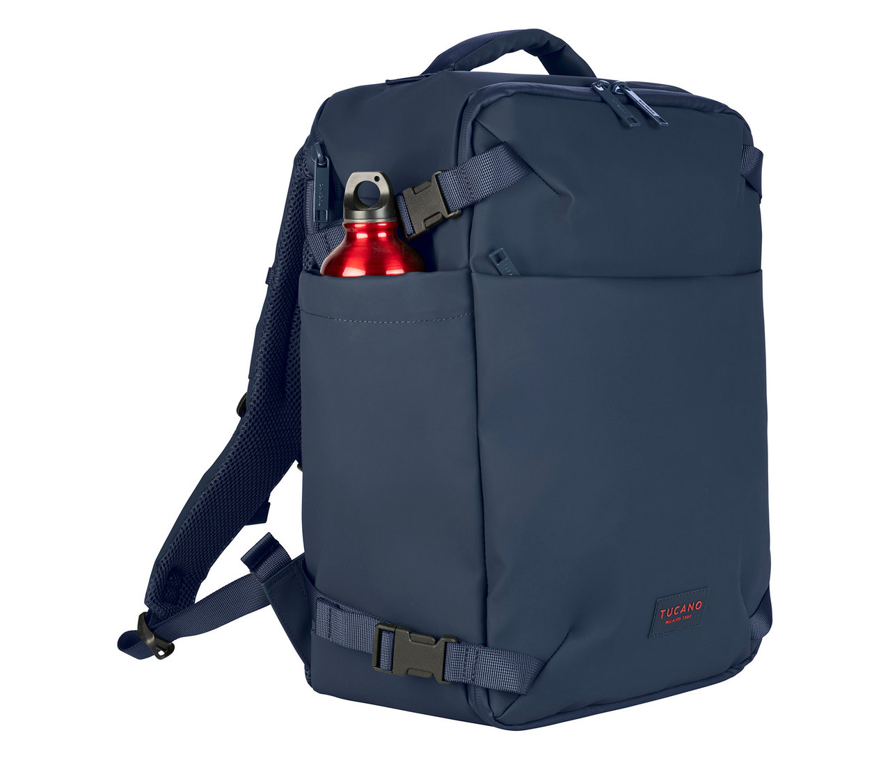 Blauer Tucano TUGO DRY Kabinenrucksack mit 15,6-Zoll-Laptopfach, mit einer roten Wasserflasche in der Seitentasche.