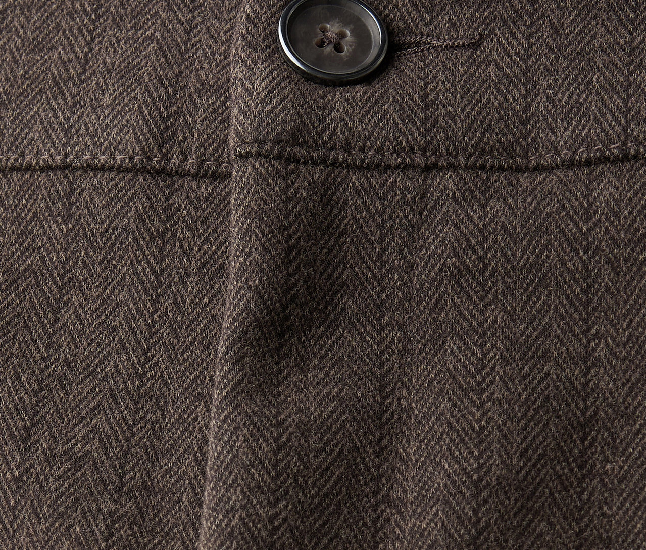 Nahaufnahme einer braunen Street One Hose Straight Leg mit Knopf.