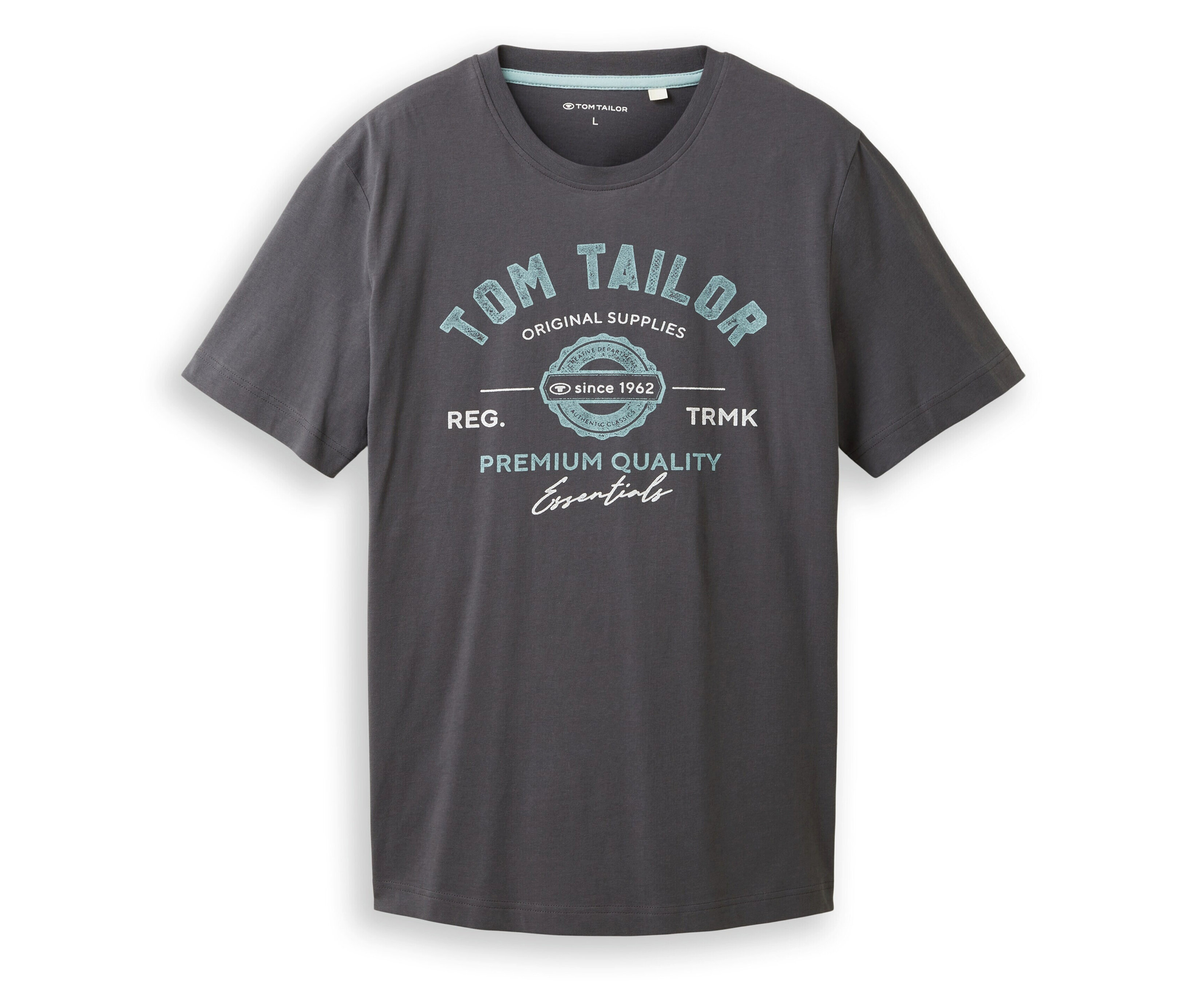 Ein graues T-Shirt mit blauem "Tom Tailor"-Aufdruck liegt flach auf einer weißen Oberfläche.