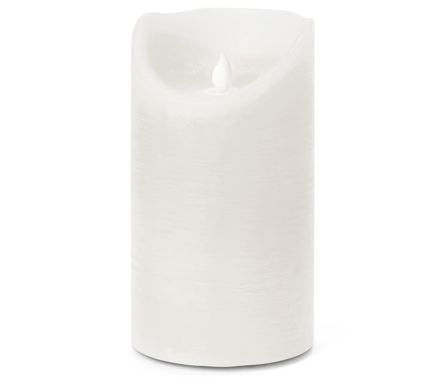 Eine einzelne, weiße Stumpenkerze mit einer simulierten Flamme steht auf einem weißen Hintergrund.
