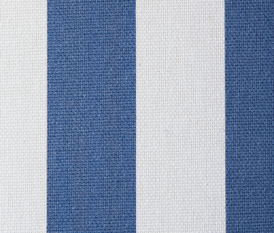 Nahaufnahme von blau-weiß gestreiftem Stoff eines Ohrensessels.