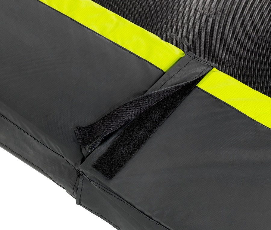 Detailansicht des schwarzen Sicherheitsrandes des EXIT Trampolin »Silhouette« mit gelbem Rand und Klettverschluss.
