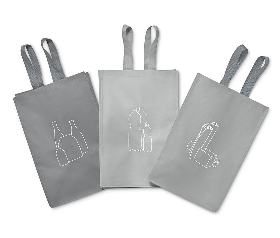 Drei graue Recycling-Taschen mit Bildern von Glas, Plastikflaschen und Batterien.