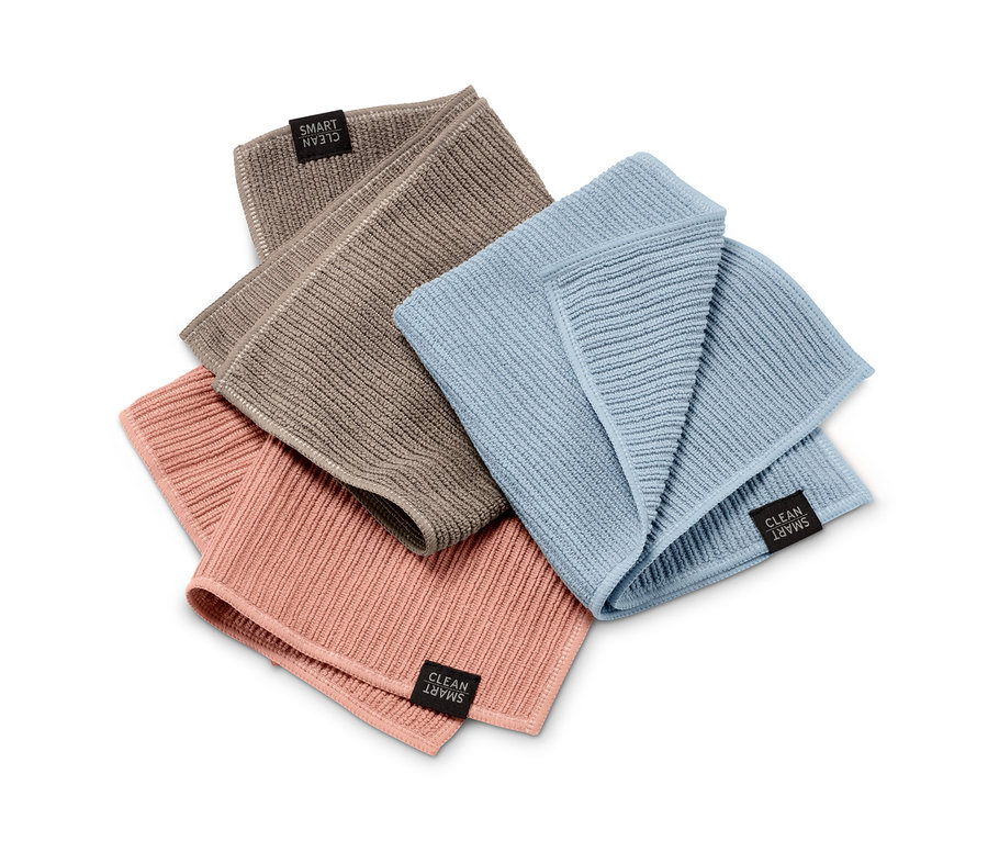 Drei Universal-Reinigungstücher in Rosa, Braun und Blau liegen gefaltet auf einem weißen Hintergrund.