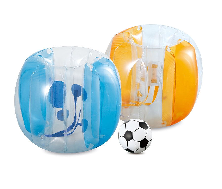 Zwei Summer-Waves-Extreme-Bumper-Fußball-Set Bumper-Fußbälle, einer blau und einer orange, mit einem Fußball.
