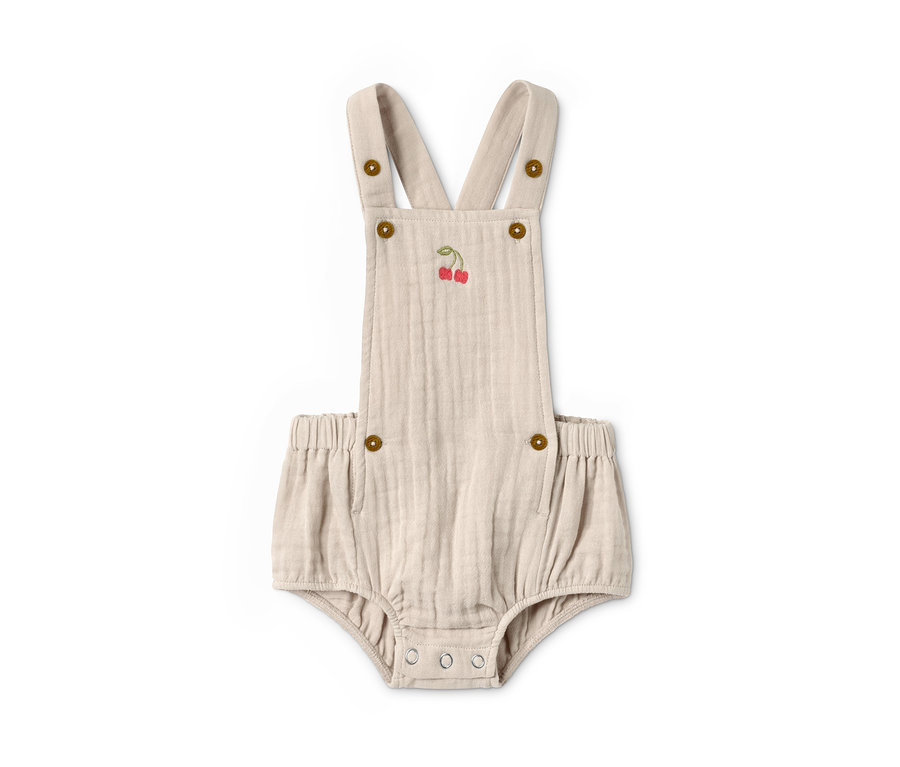 Baby-Strampler mit Kirschstickerei und Knöpfen.