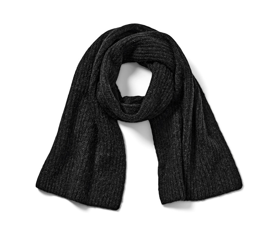 Ein anthrazitfarbener Strickschal liegt auf einem weißen Hintergrund.