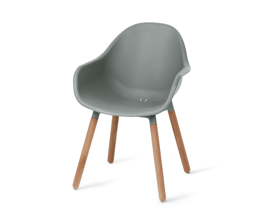 Grauer Garten-Schalenstuhl mit Armlehnen und Holzbeinen.