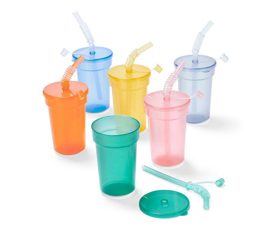 Kinderbecher-Set in Orange, Blau, Gelb, Rosa und Grün, teilweise mit Trinkhalmen.