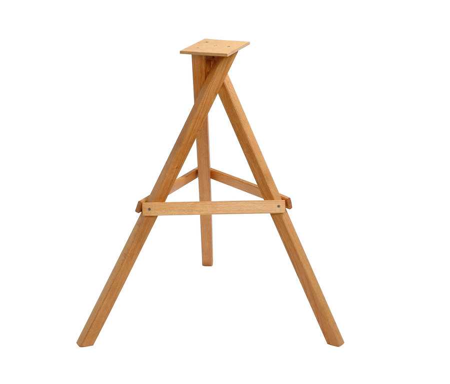 Ein Dobar-Vogelhaus-Ständer aus hellem Holz mit quadratischer Basis.