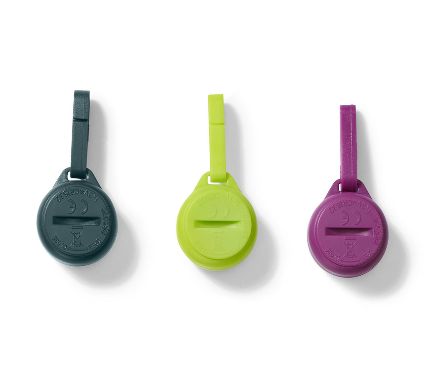 Drei LED-Anhänger in Dunkelgrau, Hellgrün und Lila.