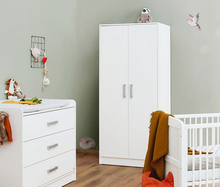 Kinderzimmer mit weißem Pinolino Schrank »Viktoria«, Kommode und Gitterbett.