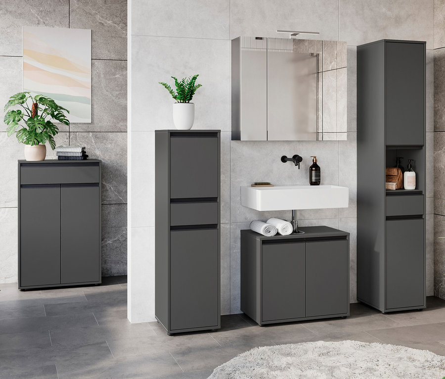 Badezimmer-Szene mit Waschbecken, Spiegelschrank und drei graphitfarbenen Hochschränken »Lemont«.