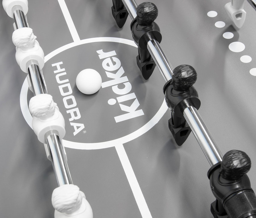 Detailansicht des grauen HUDORA Kickertisch Platin »kicker edition« mit weißem Ball.