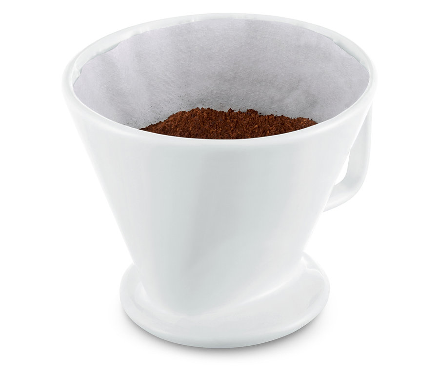 Kaffeepulver im weißen Kaffee Handfilter Gr. 4 mit Papierfilter.