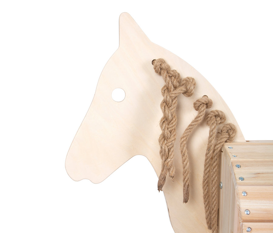 Detailaufnahme eines kompakten small foot Holzpferds.