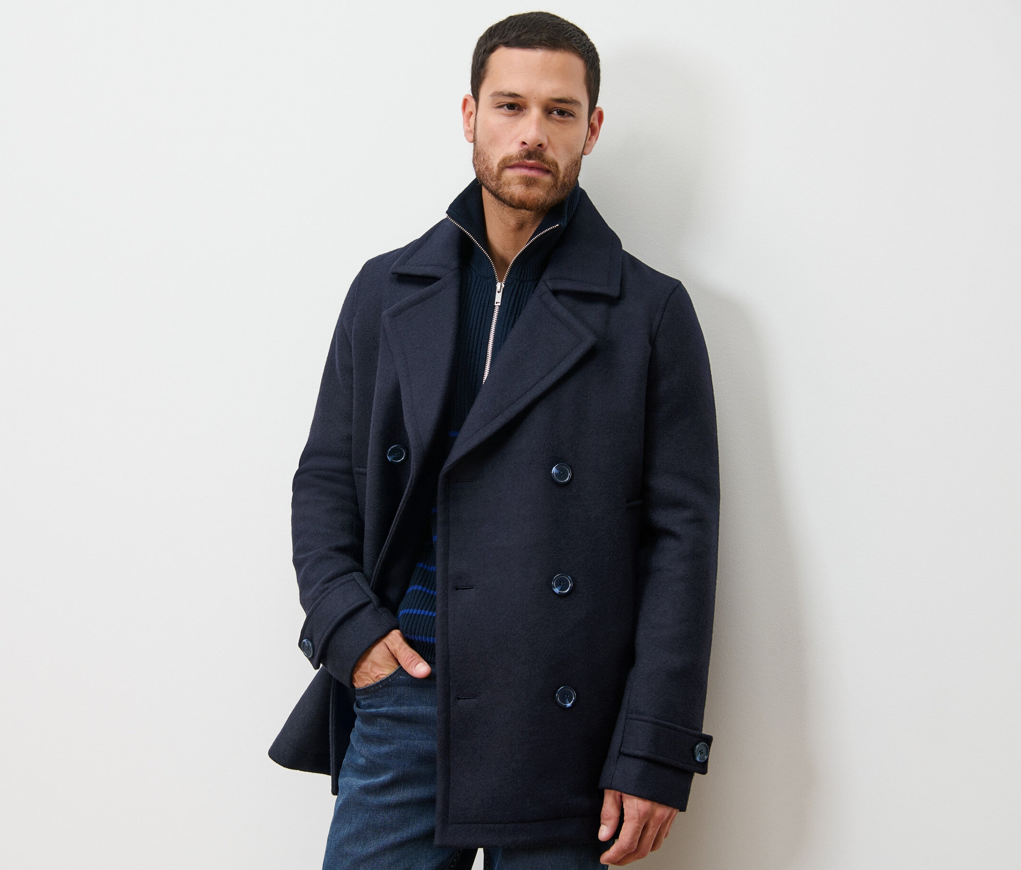 Mann posiert in Caban-Jacke.