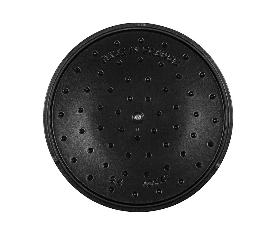Detailansicht des Deckels vom Staub Gusseisen-Kochtopf-Set. Sichtbare Beschriftungen "Made in France", 24 und 10 1/4".