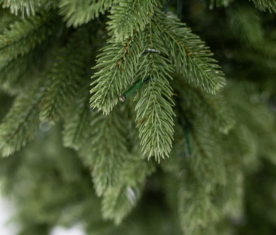 Nahaufnahme von Zweigen des künstlichen Weihnachtsbaums »Roswell« mit LED-Lichterkette, 150 cm.
