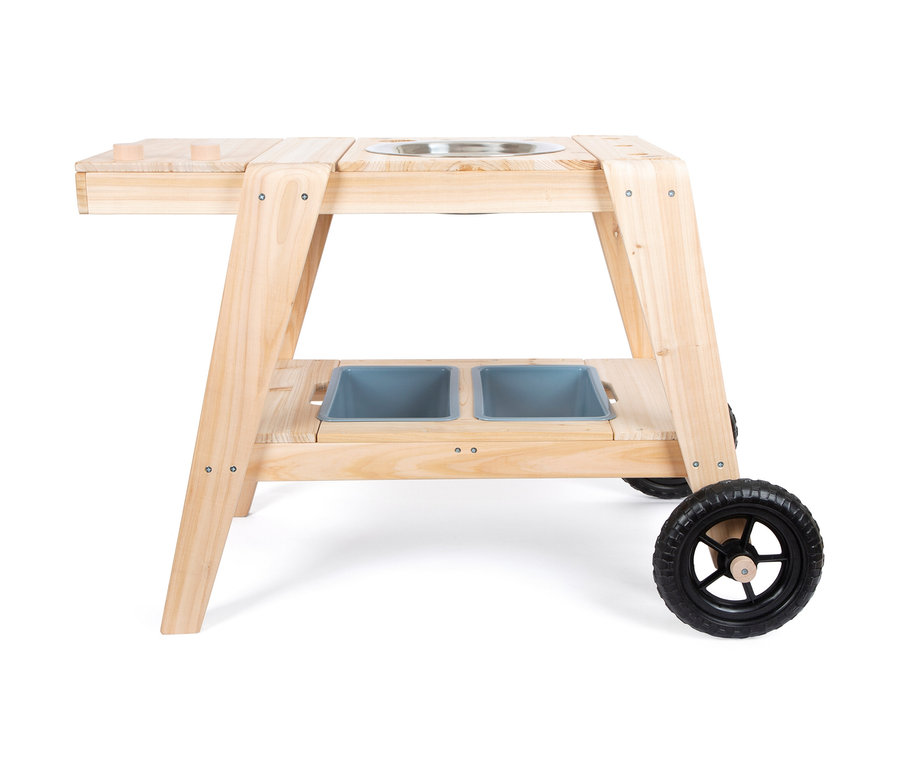 Kompakte small foot Matschküche aus Naturholz mit Spülbecken und zwei grauen Wannen.