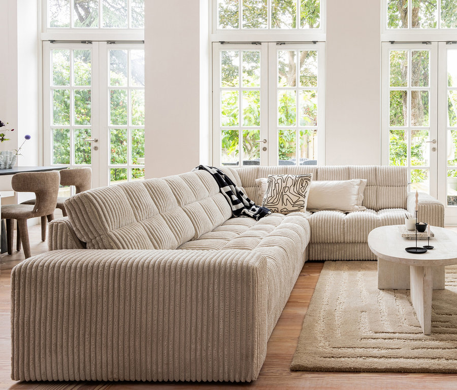 Wohnzimmer mit beigem Ecksofa, Couchtisch und sandfarbenem Woood Teppich »Alicia«, 170 x 240 cm.