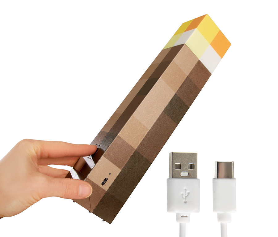 Eine Hand betätigt eine MINECRAFT LED Dekoleuchte, Fackel.