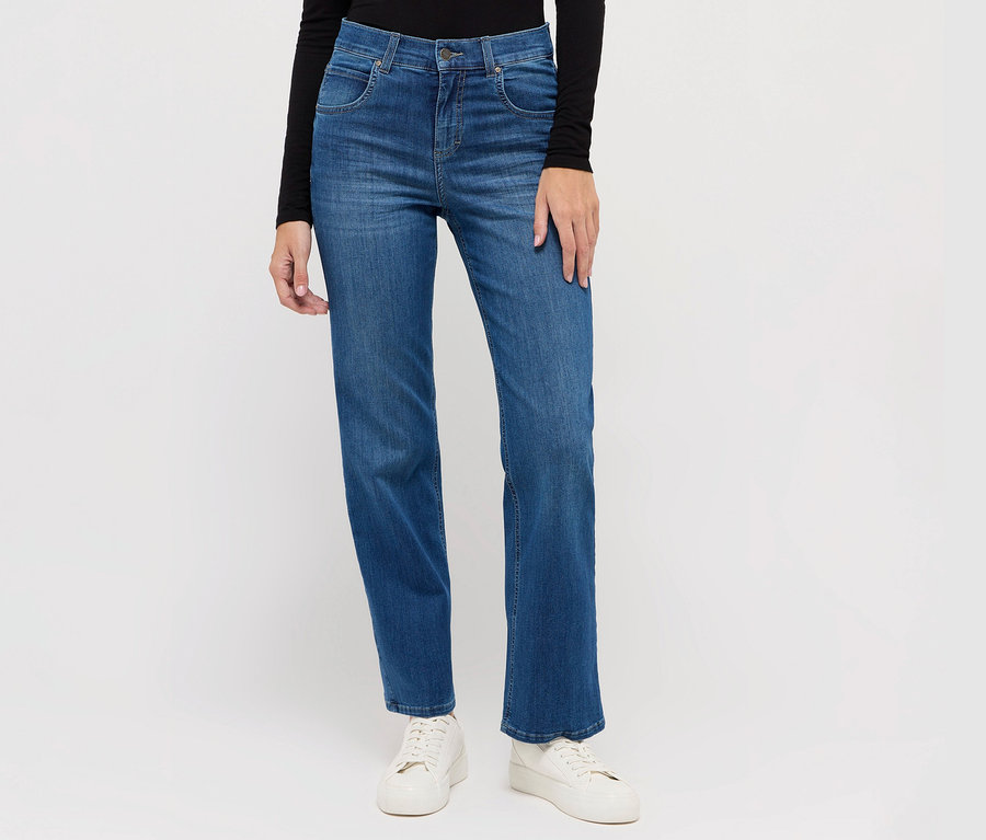 Eine Frau posiert in Angels Jeans »Lara« Straight Fit, mid blue.