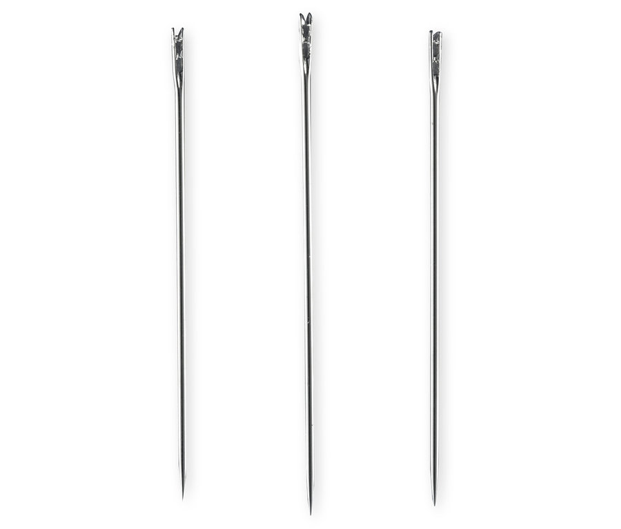 Drei Nähnadeln auf einem weißen Hintergrund.