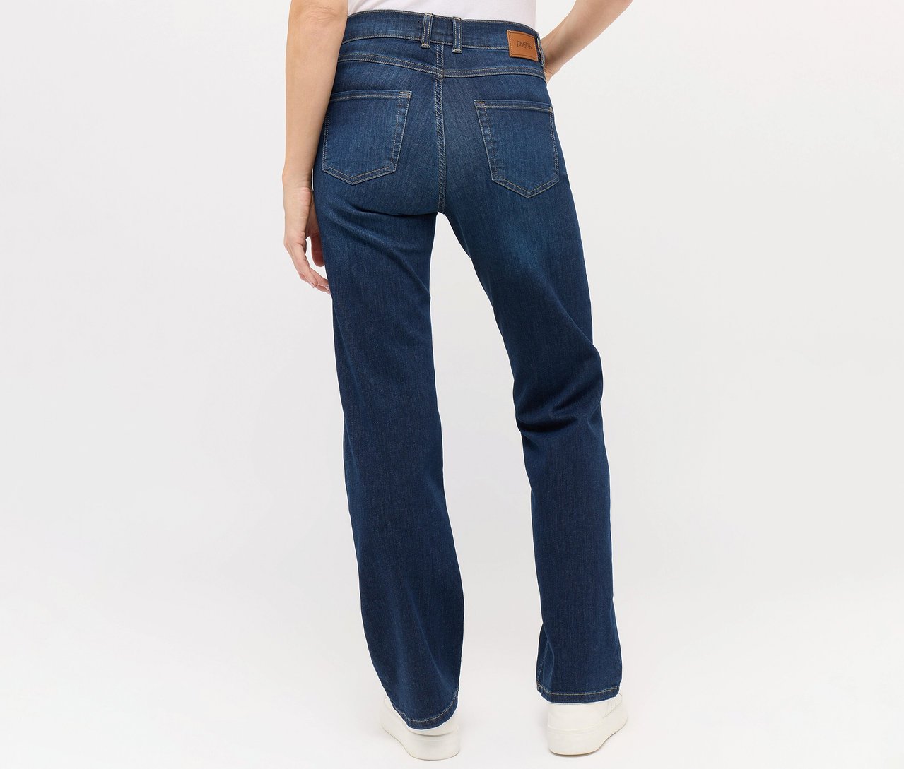 Rückansicht einer Frau, die Angels Jeans »Lara« Straight Fit, dunkelblau, und weiße Schuhe trägt.