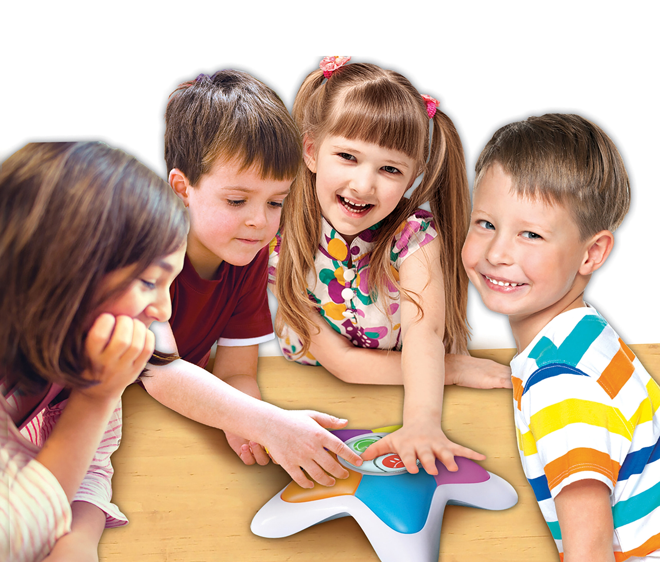 Vier Kinder spielen das Spiel »Echt jetzt?!« Junior auf einem Tisch.